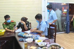 Phạt 35 triệu đồng vì tụ tập ăn nhậu khi cách ly xã hội