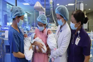 Ca sinh ba, hai bé trai một bé gái hiếm gặp