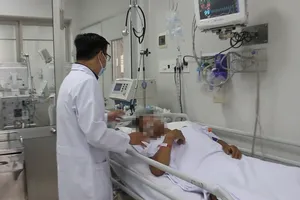 Người tay không bắt rắn hổ chúa được truyền 15 lọ huyết thanh 