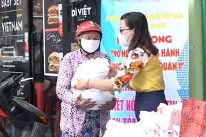 Đổ xô đi đổi rác thải nhựa lấy gạo