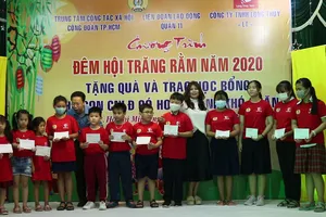 Con em công nhân vui ‘Đêm hội trăng rằm’