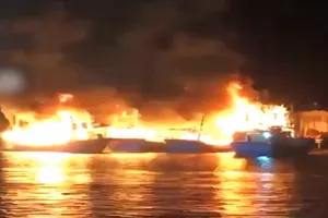 Nghệ An: 5 tàu đánh cá cháy dữ dội khi đang neo đậu