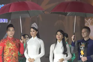 Nghệ sĩ khoe sắc trong đêm khai mạc Lễ hội áo dài TP.HCM 2020