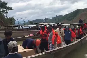 Video: Vượt nước sâu vào Rào Trăng 3