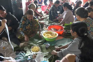 Gói hàng ngàn đòn bánh tét gửi bà con vùng lũ miền Trung