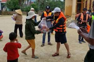 Toàn bộ người dân thôn Hà Sơn và Khe Zét lên nóc nhà tránh lũ