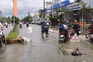 Đường phố Cà Mau tan hoang trong trận lụt lịch sử