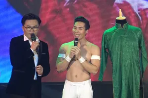 Quốc Cơ, Quốc Nghiệp bán đấu giá áo dài tặng học sinh vùng lũ