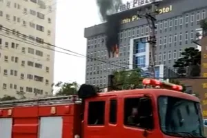 Cháy khách sạn, nhân viên và khách cùng tháo chạy tán loạn
