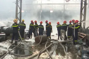 Video: Kho chứa hàng bốc cháy dữ dội tại Nghệ An