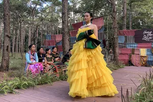 Video: Ngất ngây với thời trang thổ cẩm giữa rừng thông