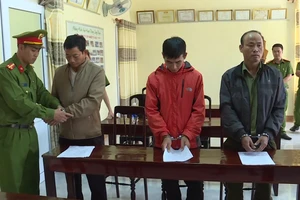 Video: Bắt 4 lãnh đạo, cán bộ công ty Lâm nghiệp rừng Ea Kar