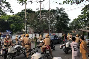 Video:Hàng trăm quái xế chạy tán loạn khi bị công an truy đuổi