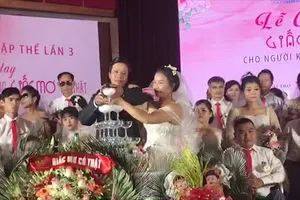 Video: Tổ chức đám cưới tập thể cho 46 cặp đôi khuyết tật