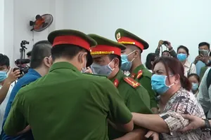 Video: Mẹ tài xế Mercedes khóc ngất vì con trai lãnh án 