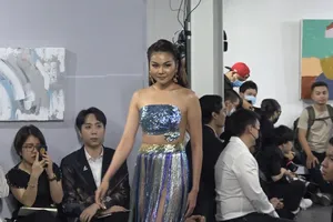 Video: Hoa hậu Đỗ Thị Hà đọ dáng cùng siêu mẫu Thanh Hằng 