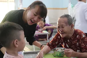 Trải nghiệm bữa cơm 2.000 đồng của vợ chồng trẻ