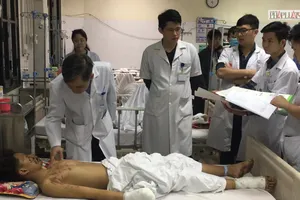 Video: Pháo tự chế phát nổ, 1 thiếu niên bị chấn thương nặng