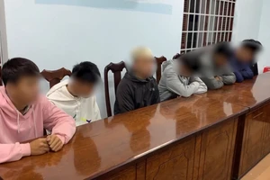 Video: Nhóm học sinh mang theo hung khí chuẩn bị hỗn chiến