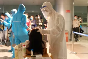 Video: Xét nghiệm khẩn 1.000 nhân viên sân bay Tân Sơn Nhất 