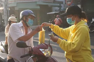 Video: Đổ xô mua heo quay, cá lóc nướng cúng Thần Tài