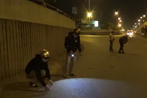 Tự bỏ tiền túi mua xăng, ruột xe thay miễn phí cho người dân