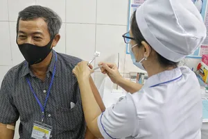 Video: Gia đình 5 người đều tiêm thử nghiệm vaccine COVID-19