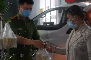 Video: Cùng các chiến sĩ công an nấu cháo tặng bệnh nhân