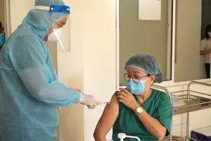 Video: Hơn 100 y, bác sĩ BV Phổi Đà Nẵng tiêm vaccine COVID-19