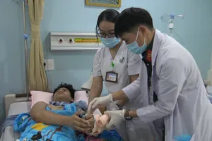 Video: Phẫu thuật thành công cho 2 người gần đứt lìa bàn tay