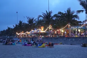 Video: Hàng nghìn người đổ ra biển giải nhiệt ngày cuối tuần