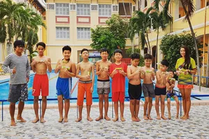 Video: Lớp dạy bơi miễn phí cho trẻ mồ côi giữa lòng Sài Gòn