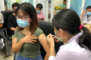 Video: Hơn 80 PV, BTV ở TP.HCM được tiêm vaccine COVID-19