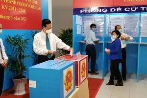 Video: Nguyên Thủ tướng Nguyễn Tấn Dũng bỏ phiếu bầu cử