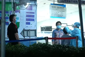 Video: Phong tỏa tòa nhà, bệnh viện do ca nghi nhiễm COVID-19