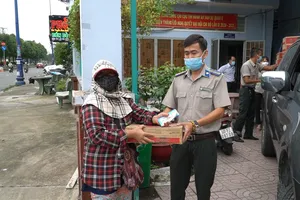 Video: 'Bán vé số mà dịch quá, anh chị cho em xin một phần mì gói!' 