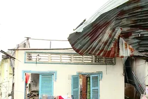 Video: Mưa lớn làm tốc mái hoàn toàn 4 căn nhà ở Vĩnh Long