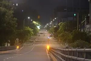 Video: Đường phố Sài Gòn đêm đầu tiên hạn chế người dân ra đường sau 18 giờ