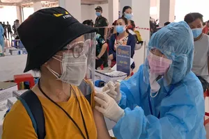 Video: Công nhân tại Bình Dương đồng loạt được tiêm vaccine phòng COVID-19 mũi 1