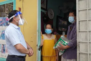 Video: Bộ LĐ-TB&XH trao túi an sinh xã hội hỗ trợ người lao động khó khăn 