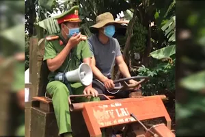 Video: Công an dùng máy cày vào buôn phát thực phẩm cho người dân