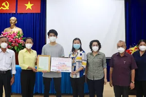 Video: Trao 150 túi quà an sinh cho người dân huyện Nhà Bè