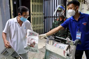 Video: Người dân TP.HCM được tặng báo miễn phí tận nhà
