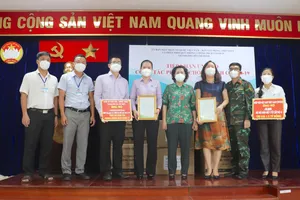 Video: 10.000 bộ đồ bảo hộ cấp độ 4 được trao tặng cho bệnh viện dã chiến