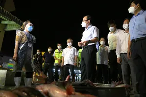 Video: Bí thư Nguyễn Văn Nên thị sát chợ Bình Điền trong đêm