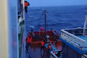 Video: Tàu Cảnh sát biển 8002 cứu hộ 18 người gặp nạn trong bão số 5