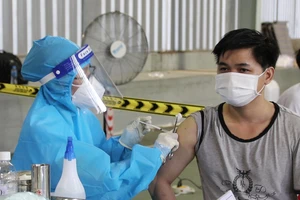 Video: Cả ngàn người ở TP.HCM đi tiêm vaccine COVID-19 không cần đăng ký trước