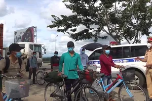 Video: Công an Đắk Nông giúp đỡ những ngư dân đạp xe hơn 1000km về quê