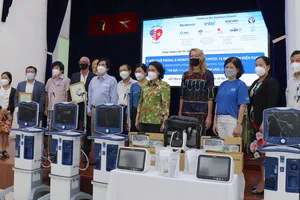 Video: Hiệp hội Thương mại Mỹ tại Việt Nam tặng nhiều thiết bị y tế cho TP.HCM