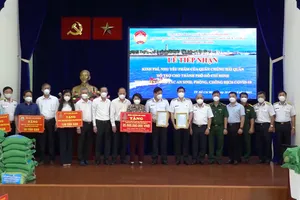 Video: Tàu Hải quân chở 135 tấn gạo hỗ trợ nhanh giúp TP.HCM chống dịch